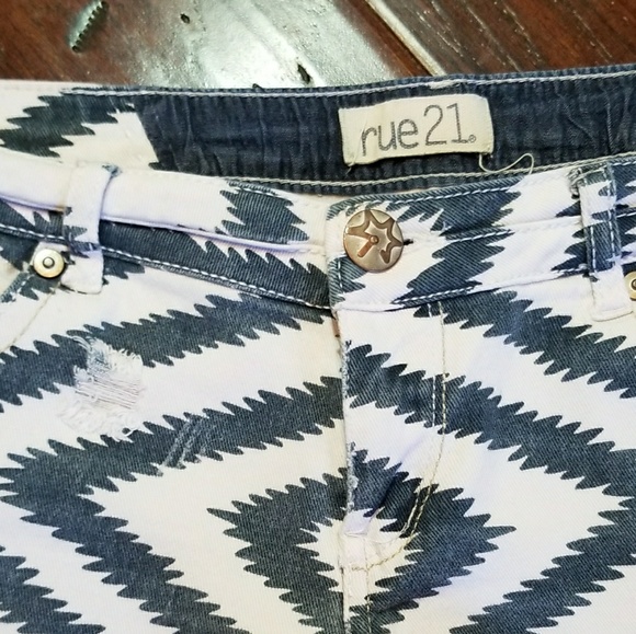 Cute distressed chevron print shorts. - Picture 6 of 7